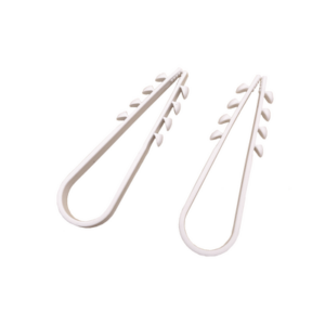Bolsa con 100 clips sujetadores de plástico para cables de 11 a 19 mm. Ideales para instalaciones en pared, brindan sujeción 