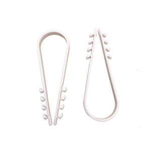 Bolsa con 100 clips sujetadores de plástico para cables de 19 a 25 mm. Ideales para instalaciones en pared, brindan sujeción 