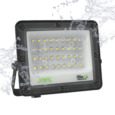 Reflector Tipo Lupa 200 W / Flujo luminoso 20 000 lm / 110 - 240 Vca~ 60Hz / Dimensiones 378 x 280 x 25mm / Uso en exterior IP66.
